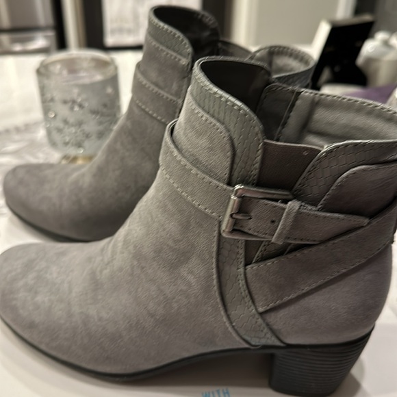 Croft & Barrow Gray Boots - Picture 4 of 6